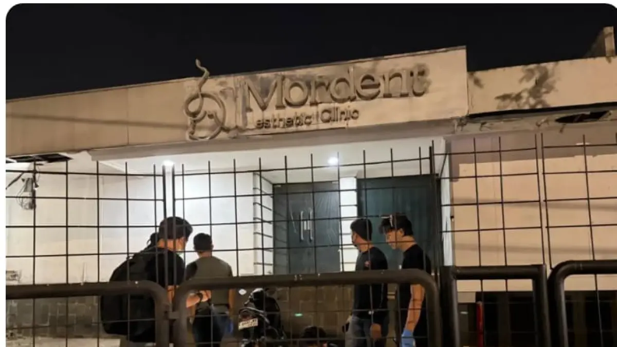 Polisi gelar olah TKP kasus meninggalnya seorang pria bernama Sutrimo yang ditemukan dalam kondisi tidak sadarkan diri di halaman Klinik Mordent, Kebayoran Baru, Jakarta Selatan, pada Kamis (23/7). (Muhamad Ridwan/JawaPos.com)