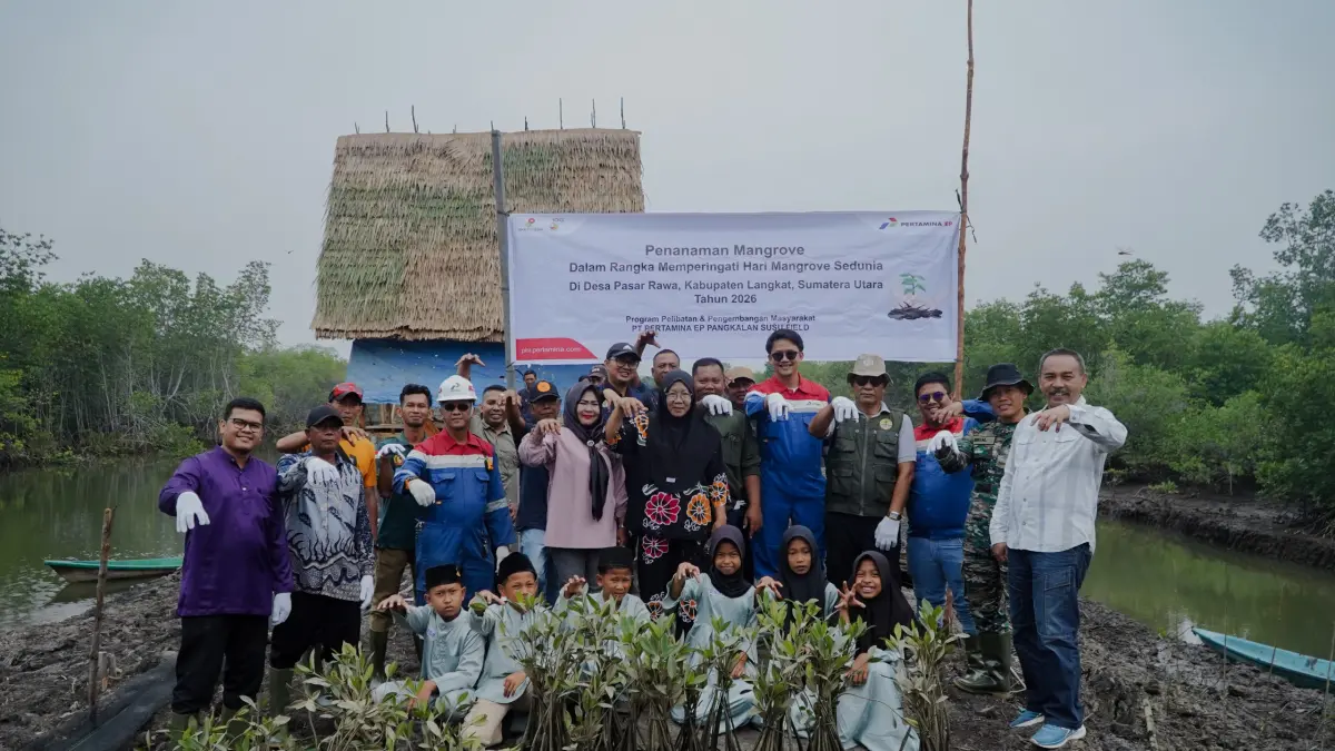 MANGROVE: Field Manager (FM) Pertamina EP Pangkalan Susu Field, Edwin Susanto bersama masyarakat melakukan penanaman mangrove di Desa Pasar Rawa, Kecamatan Gebang, Kabupaten Langkat. Kegiatan penanaman 2.500 bibit bakau (Rhizophora) ini dalam rangka Memperingati Hari Mangrove Sedunia. (Dok: Pertamina EP Pangkalan Susu)