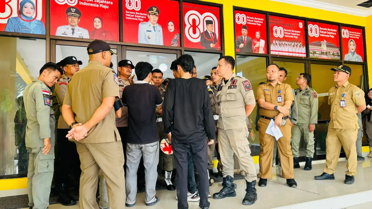 Gerakan Mahasiswa dan Pemuda Hukum Batang Pane bersatu geruduk kantor Bupati Paluta, Senin 27 Juli 2026. (Mitra Harahap/Sumut Pos)