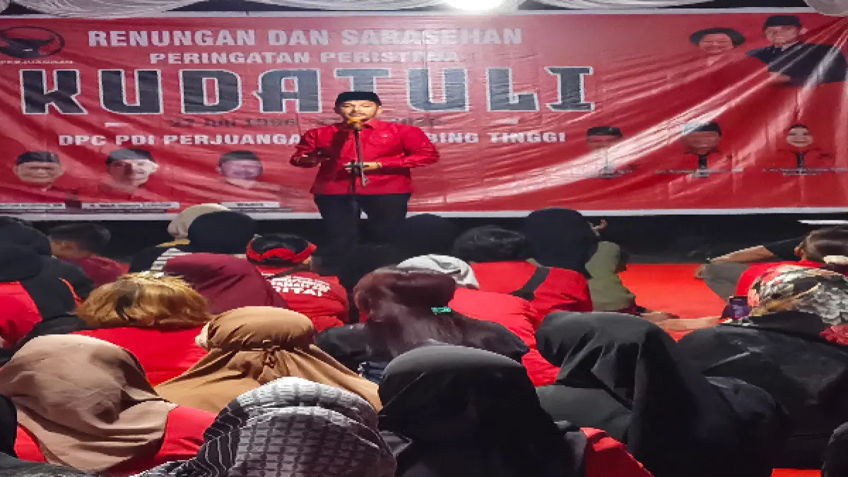 Ketua DPC PDI Perjuangan Kota Tebing Tinggi, Iman Irdian Saragih, menyampaikan sambutan saat malam refleksi dan sarasehan memperingati 30 tahun Peristiwa Kudatuli di Kantor DPC PDI Perjuangan Kota Tebing Tinggi, Minggu (26/7/2026). ( Azan Purba/ Sumut Pos)