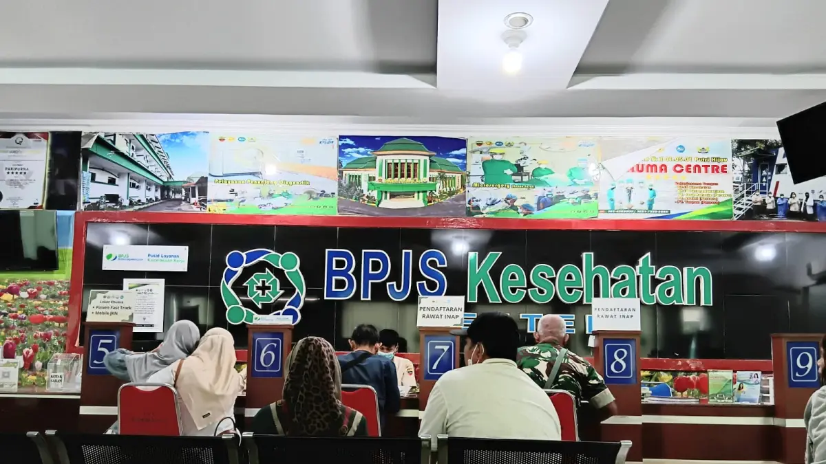 LAYANI: Petugas BPJS Kesehatan melayani peserta JKN yang melakukan aktivasi kepesertaan dan konsultasi administrasi di Rumkit TK II Putri Hijau Kesdam I/Bukit Barisan Medan.(FOTO: Laila Azizah.)