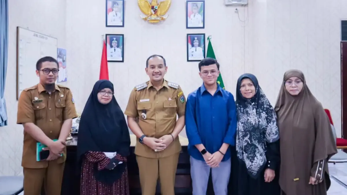 Wali Kota Tebingtinggi  Iman Irdian Saragih didampingi Kabag Kesra  Azanul Akbar Lubis berfoto bersama dua mahasiswa asal Kota TebingTinggi beserta keluarga usai prosesi pelepasan keberangkatan untuk melanjutkan studi di Universitas Al-Azhar As-Syarif, Kairo, Mesir, di Rumah Dinas Wali Kota Tebingtinggi, Senin (27/7/2026). (Azan Purba /Sumut Pos)