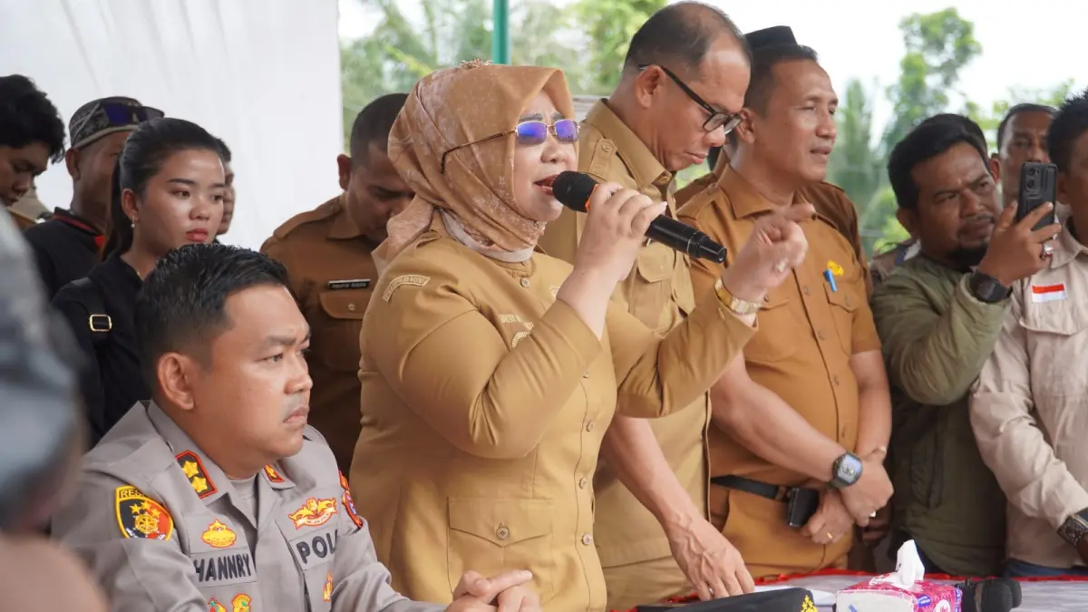 
Plt Bupati Langkat, Tiorita br Surbakti saat menemui masyarakat di Besitang, dan mengungkapkan komitmennya mengawal percepatan bantuan korban banjir. (Diskominfo Langkat/Sumut Pos)