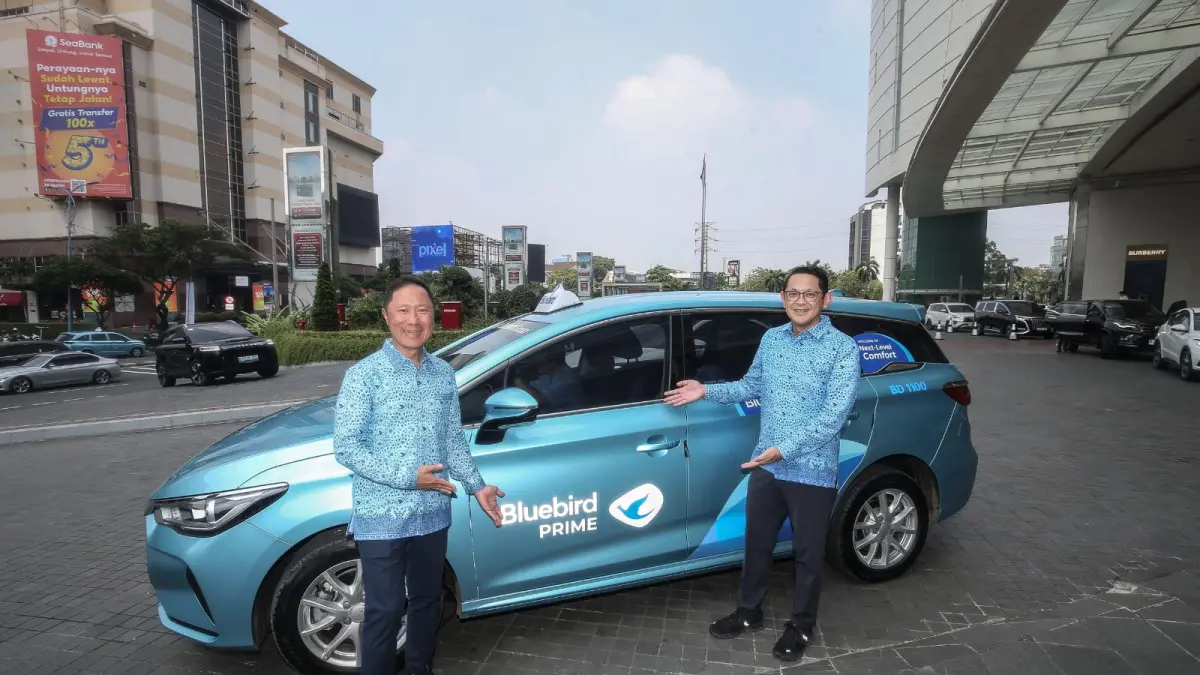 PRIME: Direktur Utama PT Blue Bird Tbk, Andre Djokosoetono foto di depan armada Bluebird Prime. (Dok: Blue Bird)

