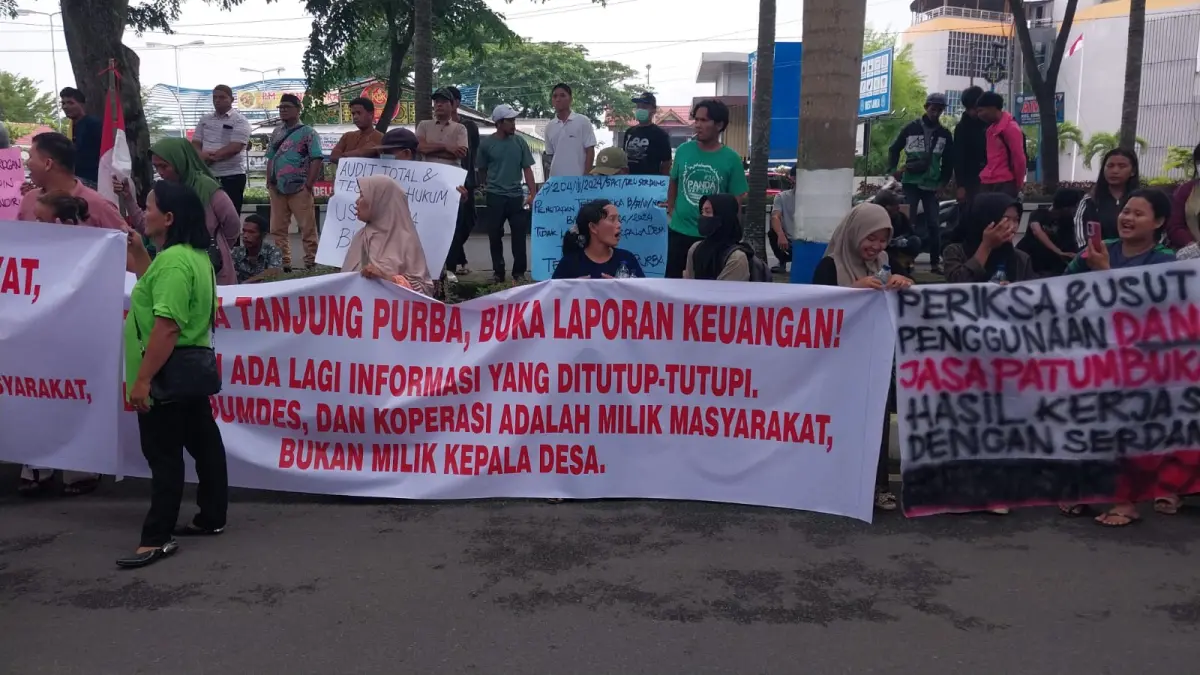 Ratusan massa dari Desa Pertumbukan Kecamatan Galang dan Desa Tanjung Purba Kecamatan Bangun Purba  menggelar aksi demontrasi di kantor Bupati Deliserdang. (Batara/Sumut Pos)
