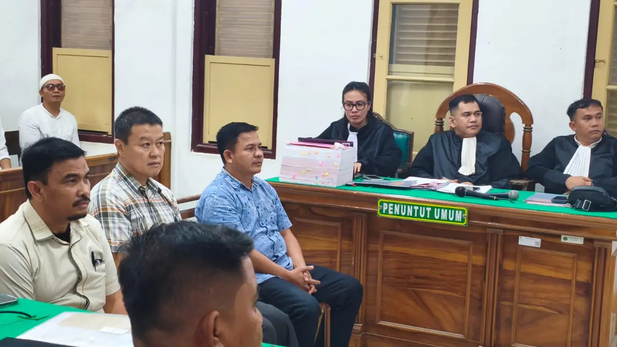 TERDAKWA: Tiga terdakwa korupsi Smartboard Langkat, menjalani sidang lanjutan di Pengadilan Tipikor Medan, Senin (27/7/2026). (Dok: Gusman/Sumut Pos)

