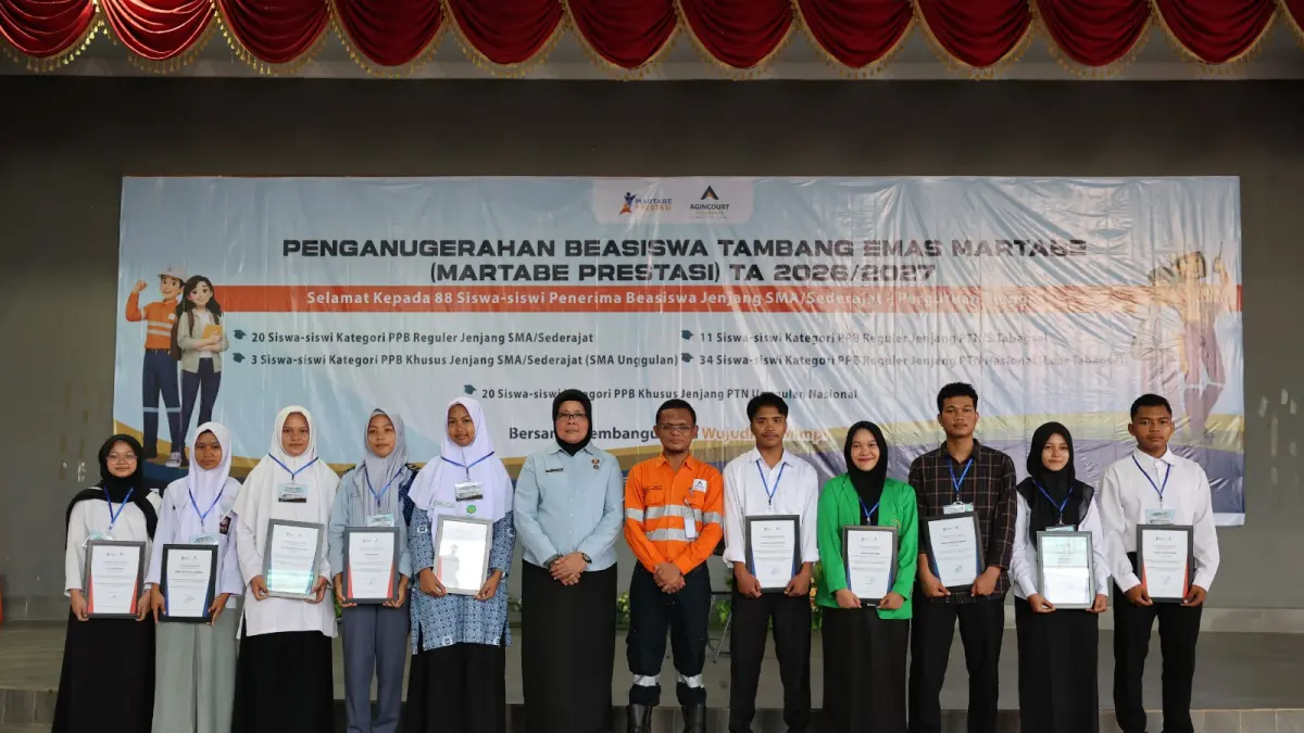 BEASISWA: Kuasa Direksi PT Agincourt Resources, Rahmat Lubis (berbaju oranye) bersama Kepala Dinas Pendidikan Kabupaten Tapanuli Selatan, Efrida Yanti Pakpahan (berbaju biru), menyerahkan piagam penghargaan Beasiswa Martabe Prestasi secara simbolis kepada para penerima beasiswa dari seluruh kategori, Jumat (24/7). (Dok: PTAR)