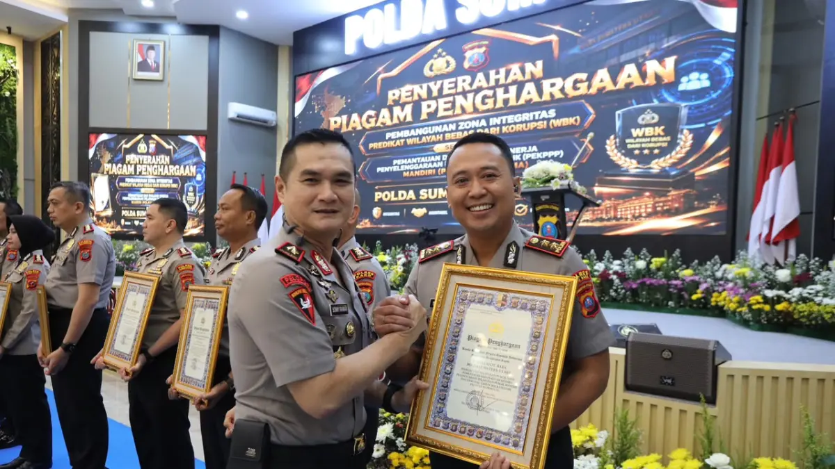 Wakapolda Sumatera Utara.Brigjen Pol. Sonny Irawan SIK M H  saat menyerahkan Piagam Penghargaan Kapolri kepada  Kapolres Batu Bara AKBP Dony Satria Wicaksono, S.I.K., M.H., CPHR., CBA., Aula Tribrata Lantai 1 Mapolda Sumatera Utara, Selasa (28/7/2026). ( Humas Polres Batubara/ Sumut Pos) 