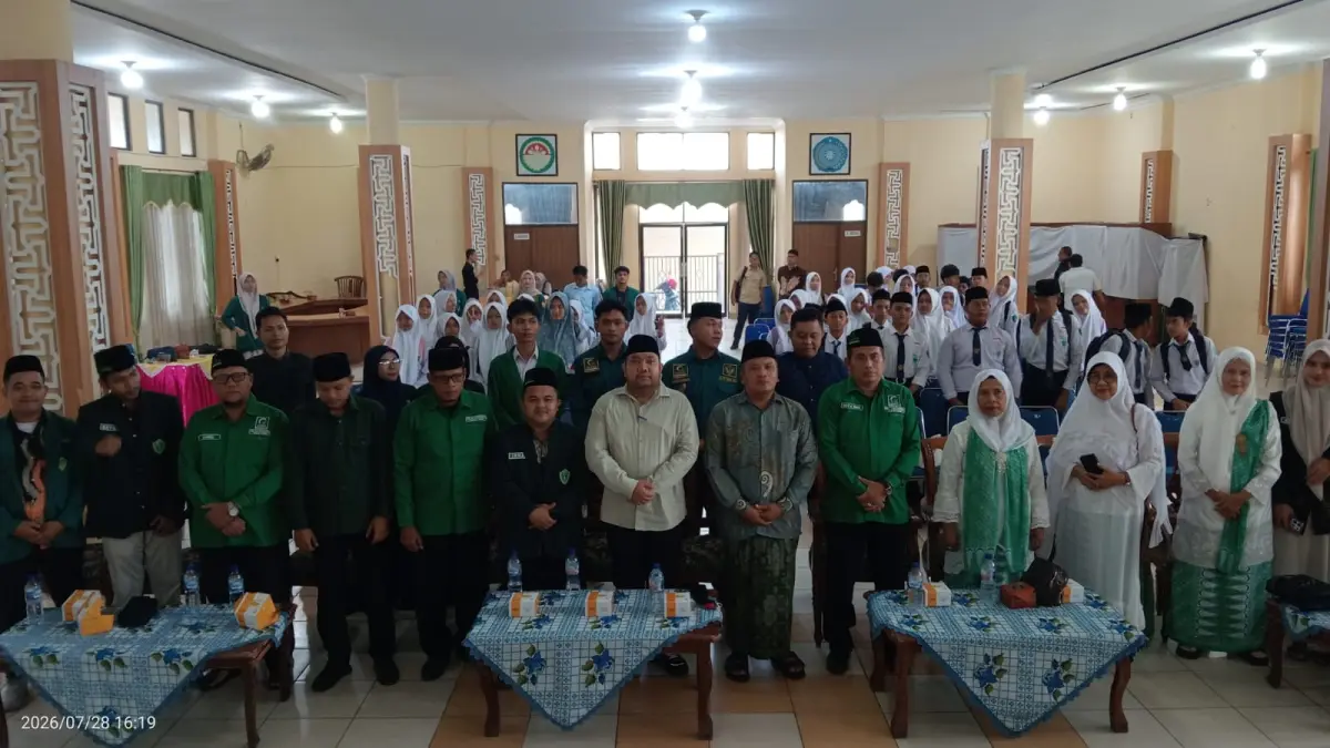 Kaban Kesbangpol Kota Tebing Tinggi, Rahmadhan Barqah Pulungan,  mewakili Wali Kota TebingTinggi, Iman Irdian Saragih, berfoto bersama jajaran pengurus, peserta, dan tamu undangan usai membuka secara resmi Musyawarah Daerah (Musda) VII Pimpinan Daerah Ikatan Pelajar Al Washliyah (IPA) Kota Tebing Tinggi di Gedung Hj. Syawiyah, Selasa (28/7/2026). (Azan Purba/Sumut Pos)