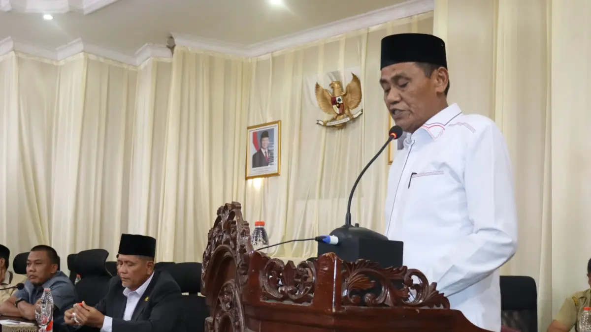Panitia Khusus (Pansus) Nafiar, menyampaikan laporan Pansus  mengenai Ranperda perubahan bentuk hukum PT Pembangunan Batra Berjaya menjadi Perusahaan Perseroan Daerah (Perseroda) di Gedung DPRD Kabupaten Batu Bara, Senin(27/7/2026). (Liberti H Haloho/Sumut Pos)