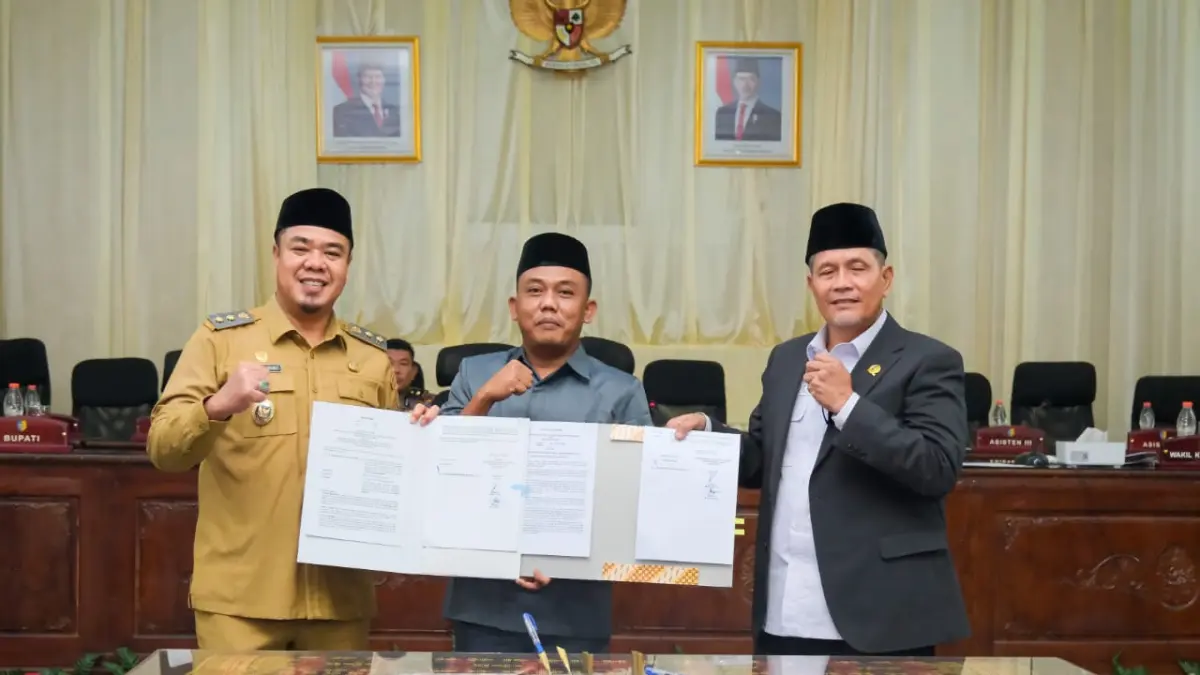 Wabup Batubara Syafrizal SE MAP bersama Wakil Ketua I DPRD Batubara Nuraji dan Wakil Ketua II DPRD Batubara Tengku Rodial usai penandatangan persetujuan bersama terkait Ranperda LKPj Bupati Batubara TA.2025 dan Ranperda Perubahan Bentuk Hukum PT Pembangunan Batra Berjaya menjadi Perseroda, Senin (27/7/2026) malam. ( Liberti H Haloho/Sumut Pos)