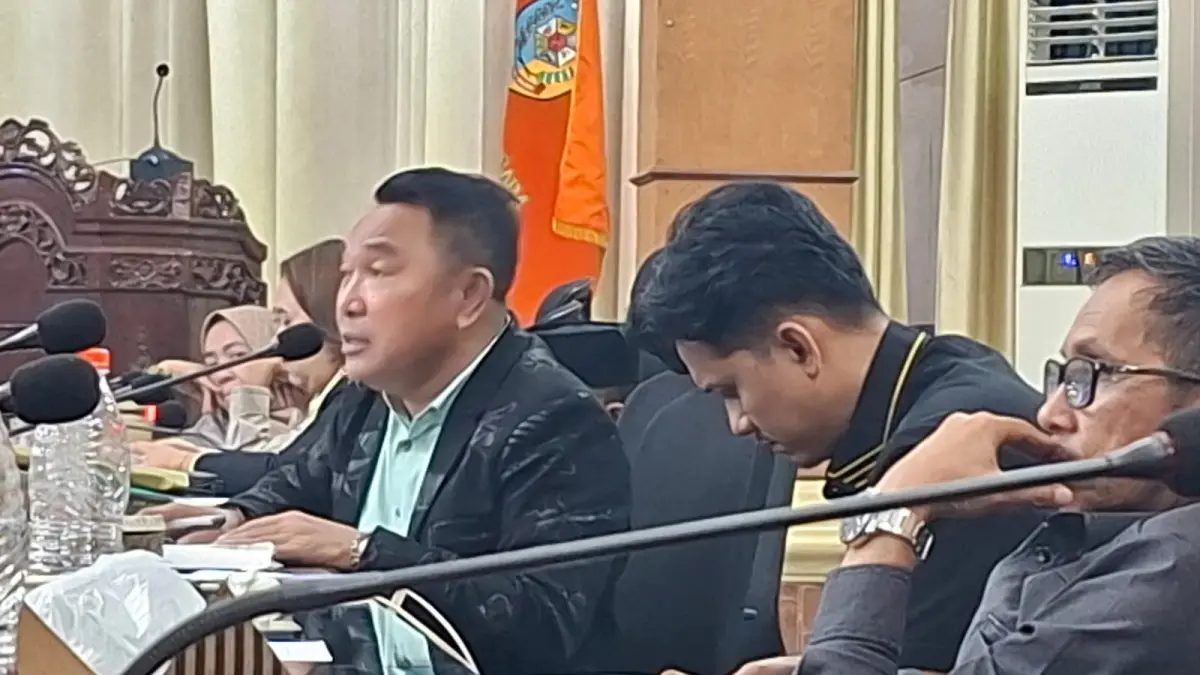 Ketua Pansus Plasma DPRD Batu Bara Ismar Komri memimpin rapat lanjutan bersama Distanbun, DPMPTSP, dan Tim Pakar DPRD Batu Bara di Ruang Paripurna DPRD Batu Bara, Senin (27/7/2026). ( Liberti H. Haloho/Sumut Pos)