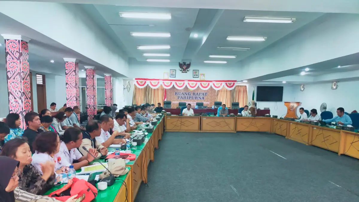 Komisi III DPRD Dairi menggelar RDP dengan pedagang blok A dan B Pusat Pasar Sidikalang beserta Direksi PD Pasar Dairi terkait polemik normalisasi ILP, Senin (27/7/2026). (RUDY SITANGGANG/SUMUT POS)