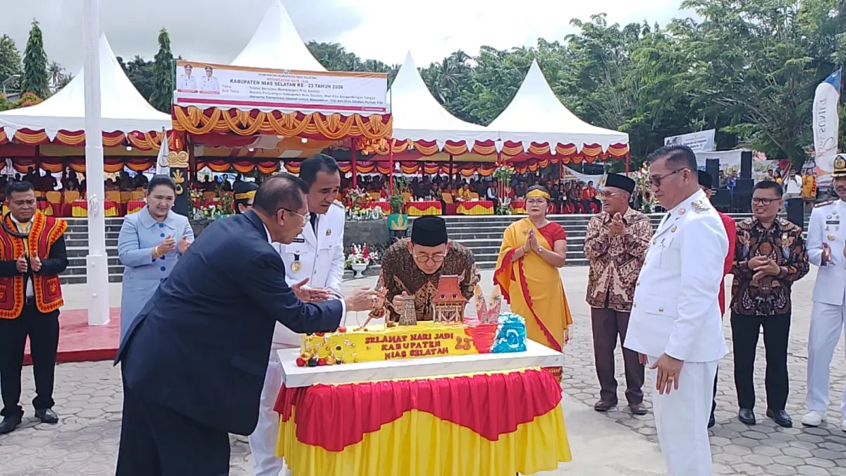 
Menteri Kebudayaan RI, Frof (Hon) Dr. Fadli Zon, M.Sc didampingi Bupati dan Wakil Bupati Nias Selatan saat meniup lilin ulang tahun Nias Selatan.  ( Eriusman Duha/Sumut Pos)