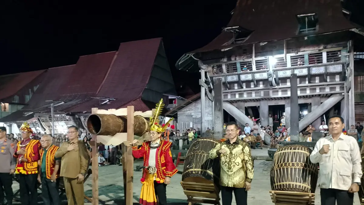 Menteri Kebudayaan RI Prof. (Hon) Dr. Fadli Zon. M.Sc berfoto bersama Forkopimda Nisel usai memukul gendang. (Eriusman Duha/Sumut Pos)

