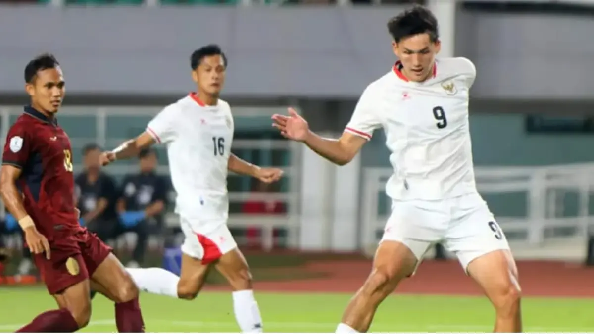 Momen gol dari Mitchell Lee Baker membobol gawang Timnas Kamboja pada pertandingan Grup A ASEAN Championship atau Piala AFF 2026 di Stadion Gelora Pakansari, Kabupaten Bogor, Jawa Barat, Senin (27/7/2026). (Dery Ridwansah/ JawaPos.com)