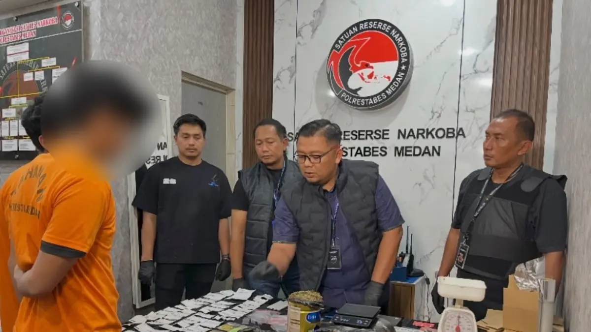 Petugas memperlihatkan barang bukti kepada dua pelaku yang diamankan kasus narkoba, memanfaatkan jasa ekspedisi di Medan Labuhan. (Dok: Polrestabes Medan)