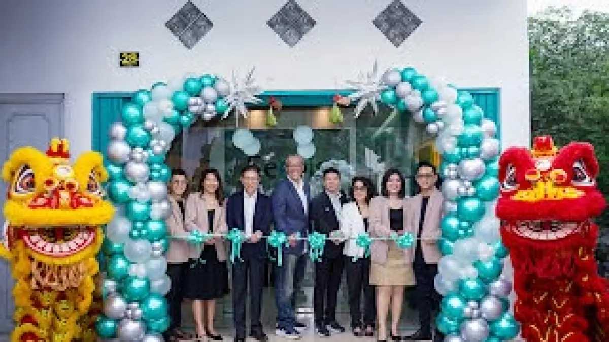 President Director & CEO Sequis Life Ted Margono (tengah) didampingi Director & Chief Agency Officer Sequis Life Edisjah (ketiga dari kiri) menggunting pita saat peresmian kantor pemasaran Sequis Life di Medan, Senin (27/7/2026).