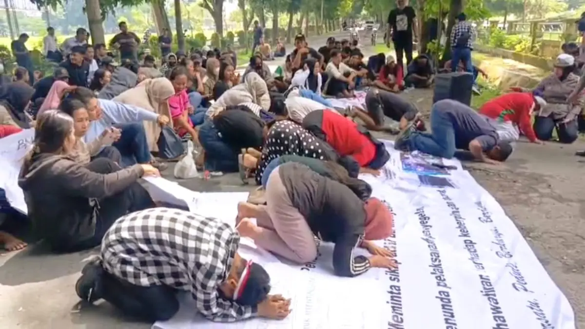 
Ratusan massa saat bersujud di depan Kantor Bupati Langkat, Stabat. (Istimewa/Sumut Pos)