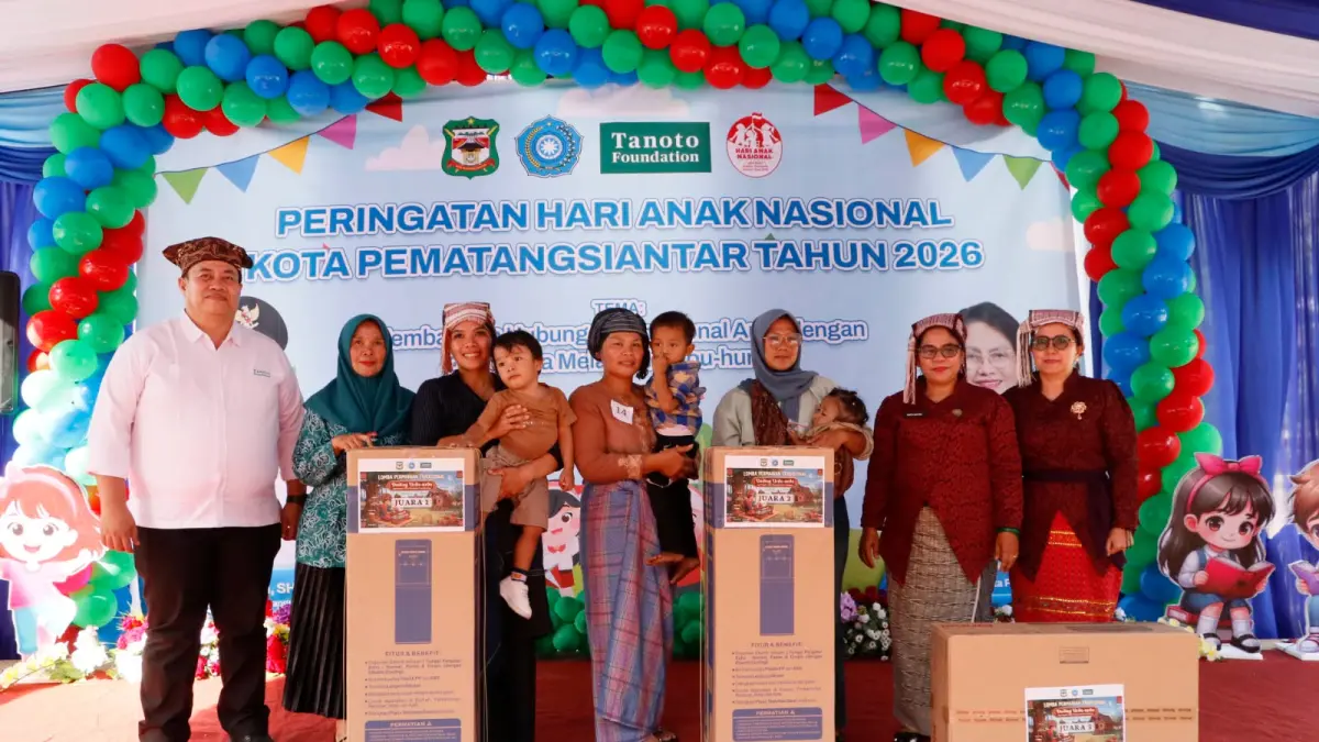 Regional Lead Tanoto Foundation Medi Yusva bersama ketua panita Rasta Elia Ginting foto bersama pemenang lomba Doding Urdo-urdo. (Foto : Tanoto Foundation)