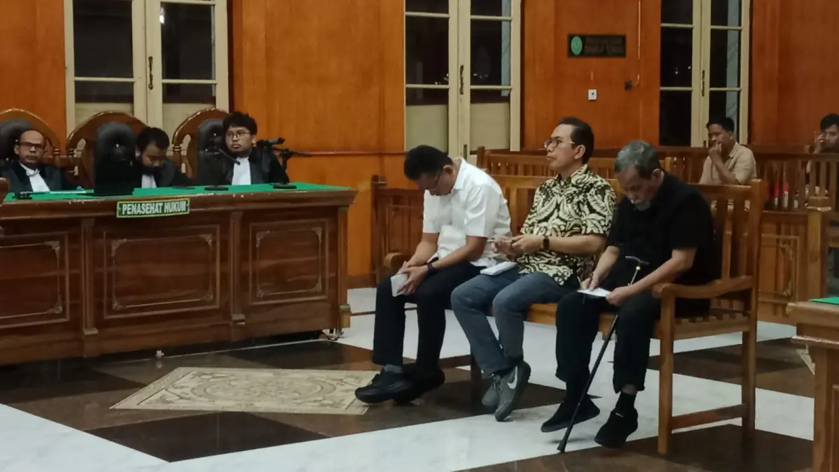 Tiga terdakwa korupsi pengadaan kapal tunda Pelindo, menjalani sidang putusan di Pengadilan Tipikor Medan, Senin (27/7/2026) malam. (Dok: Gusman/Sumut Pos)