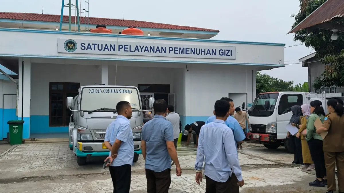
Tim kejaksaan bersama dinas terkait saat monev ke SPPG di Kelurahan Jati Utomo, Binjai Utara. Teddy Akbari/Sumut Pos)