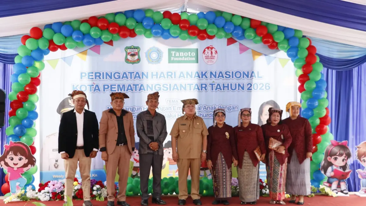 Wali Kota Pematangsiantar Wesly Silalahi  bersama juri Doding Urdo-urdo (Foto : Tanoto Foundation)