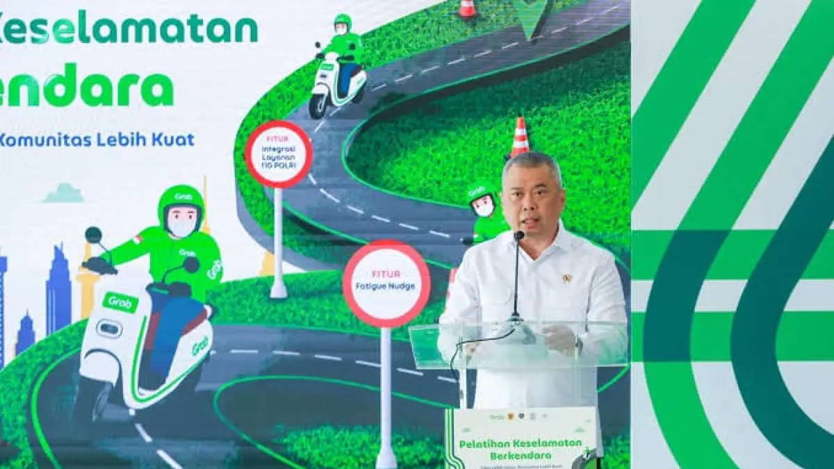 Menteri Perhubungan Dudy Purwagandhi berbicara dalam pelatihan keselamatan berkendara yang digelar Grab Indonesia bersama Direktorat Jenderal (Ditjen) Perhubungan Darat Kementerian Perhubungan dan Asosiasi Industri Sepeda Motor Indonesia (AISI) untuk 1.052 mitra pengemudi roda dua di lima kota di Terminal Jatijajar, Depok, Jawa Barat.
