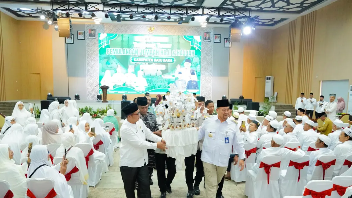 Bupati Batu Bara Dr. H. Baharuddin Siagian, S.H., M.Si., C.L.A., memimpin prosesi Tepung Tawar Pemulangan Jemaah Haji Kabupaten Batu Bara Tahun 1448 H/2026 M yang berlangsung di Aula A Kantor Bupati Batu Bara, Kecamatan Lima Puluh, Selasa (28/7/2026). (Komimfo Batubara/Sumut Pos)