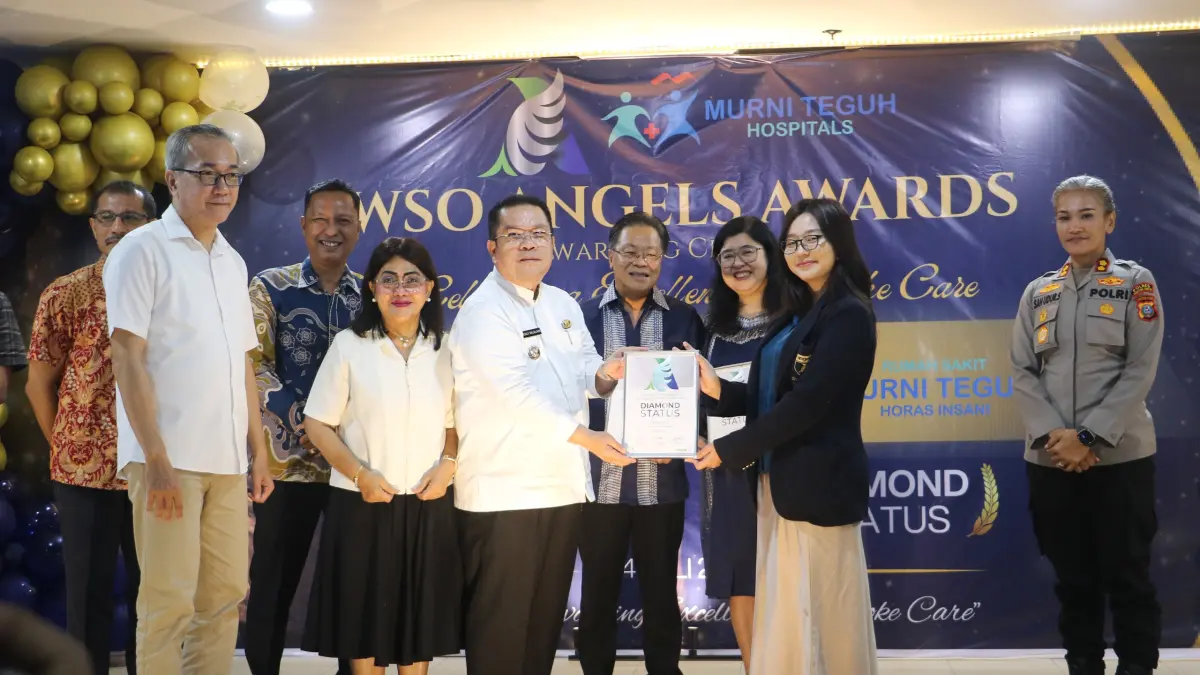 PENGHARGAAN: Penghargaan Diamond Status diserahkan Konsultan WSO Angels Wilayah Jakarta & Sumatera dr. Heni Pristiwa Oktaviani (kanan) kepada Presiden Direktur PT Murni Sadar Tbk dr. Mutiara, MHA, MKT dan Presiden Komisaris PT Murni Sadar Tbk Tjhin Ten Chun. (DOK RS Murni Teguh)