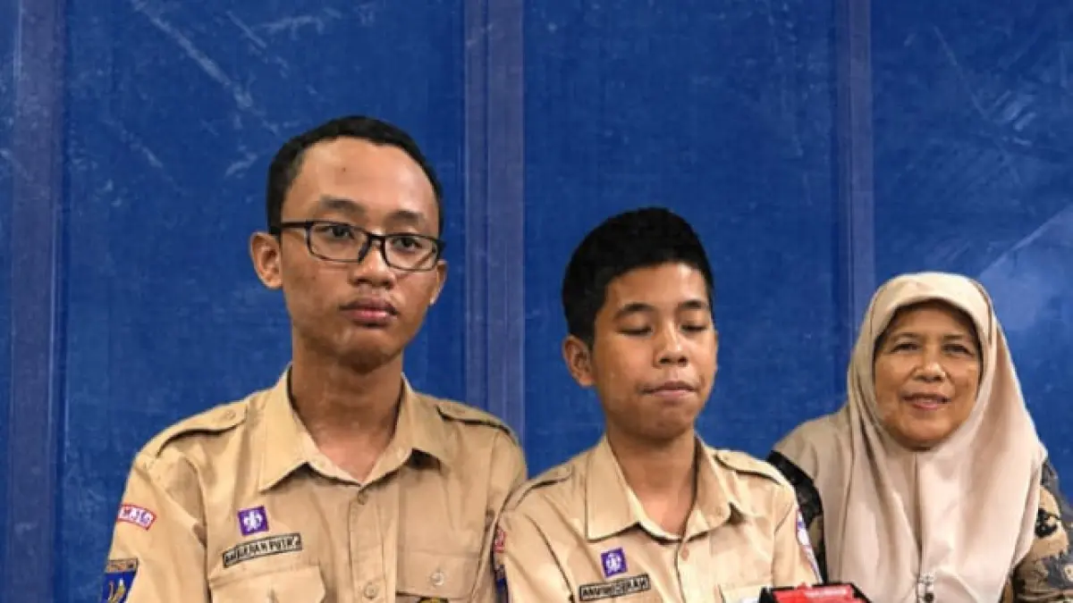 Dua siswa SMP Negeri 1 Turi, Sleman, Daerah Istimewa Yogyakarta, menciptakan inovasi pendeteksi makanan basi. (Instagram @pandemictalks)