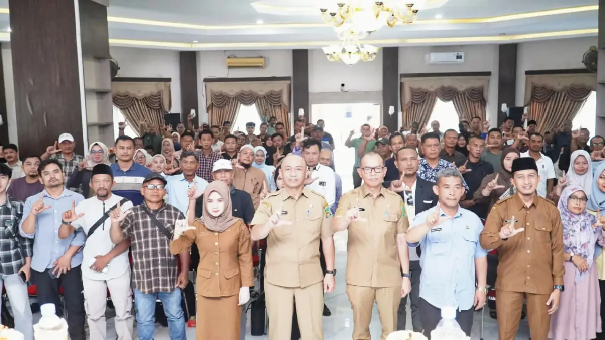
Foto bersama Sekda Langkat, Amril bersama ratusan peserta yang mengikuti pelatihan. (Diskominfo Langkat/Sumut Pos)