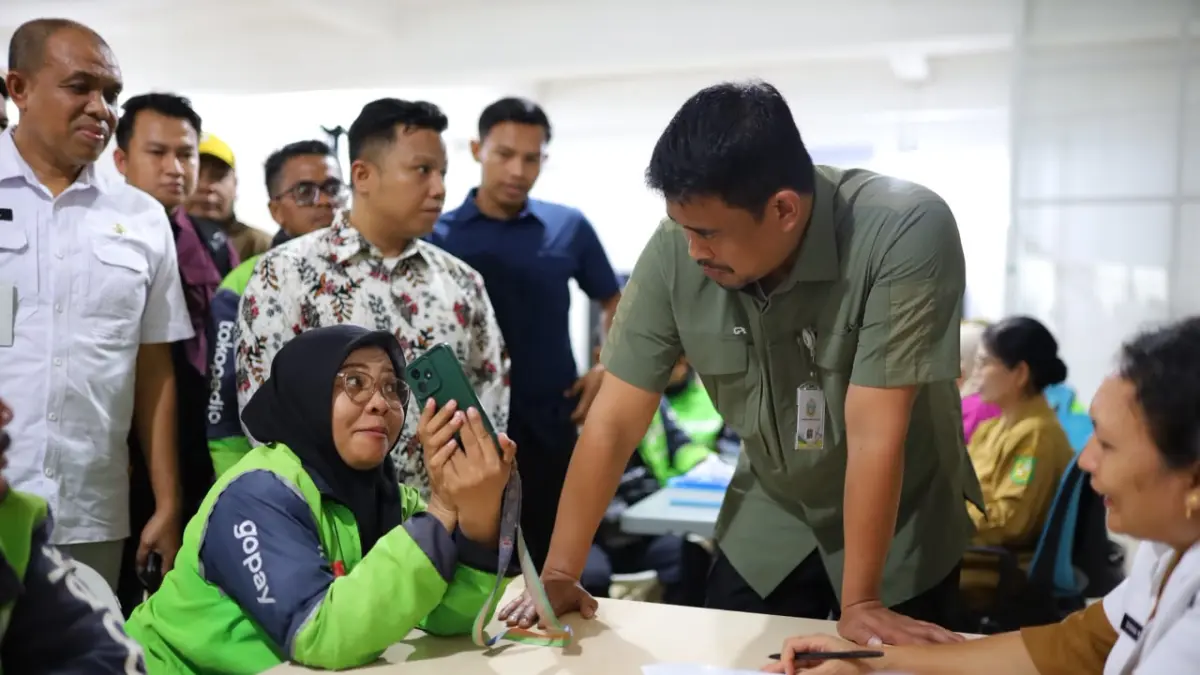 Gubsu Bobby Nasution meninjau kegiatan cek kesehatan gratis bagi mitra driver yang digelar Gojek, bekerja sama dengan Kementerian Kesehatan RI di Medan. &nbsp;( Foto : Gojek)