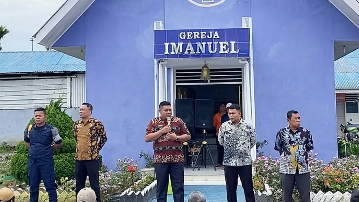 Ka.Rutan Kelas IIB Sidikalang, Loviga Ferdinanta Sembiring didampingi Ka.KPR, Brema Barus memberikan arahan kepada WBP dalam suatu kegiatan beberapa waktu lalu. (RUDY SITANGGANG/SUMUT POS)