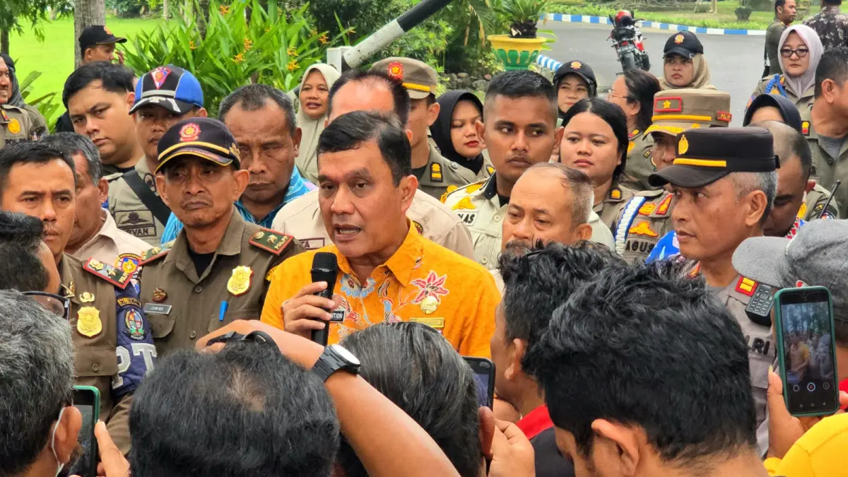 Kepala Inspektorat Kabupaten Deli Serdang, H. Edwin Nasution, S.H. saat menemui warga berdemontrasi di depan Kantor Bupati Deliserdang berapa waktu lalu. (Dok Batara/Sumut Pos)