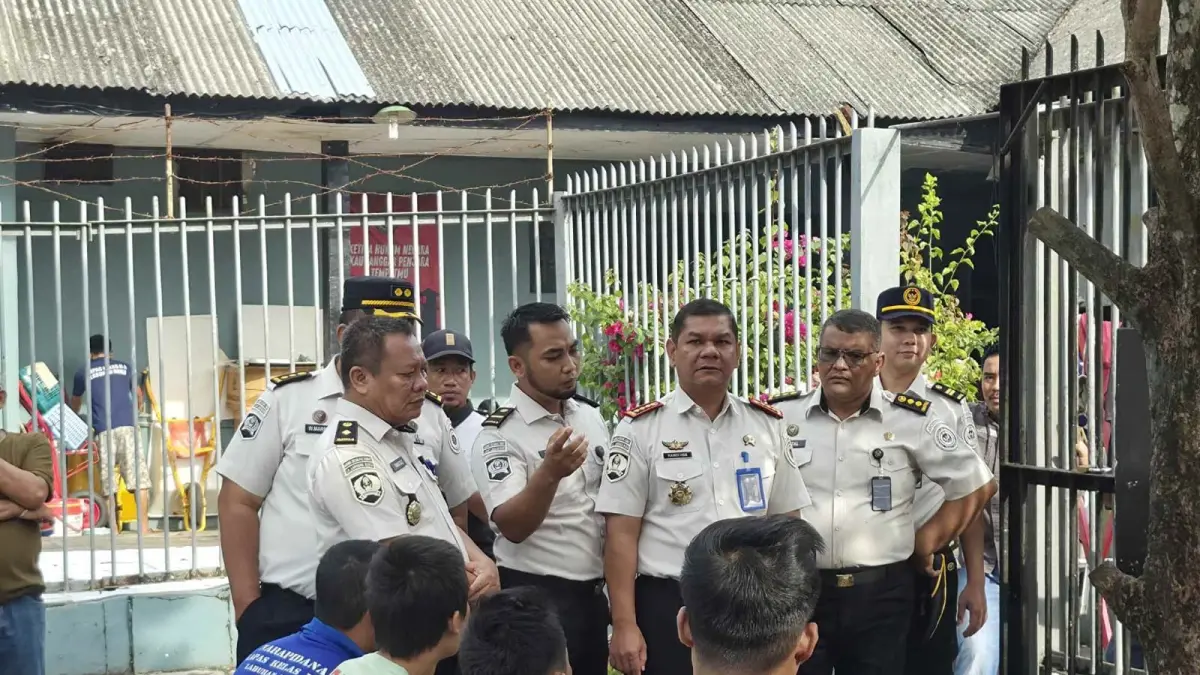 Kepala Lembaga Pemasyarakatan (Lapas) Kelas IIA Labuhan Ruku, Dr. Hamdi Hasibuan, S.T., S.H., M.Hum., memimpin langsung kegiatan "Sapa Tanya" bersama Warga Binaan Pemasyarakatan (WBP) di blok hunian, Rabu (22/07/2026). (Liberti H Haloho/Sumut Pos)