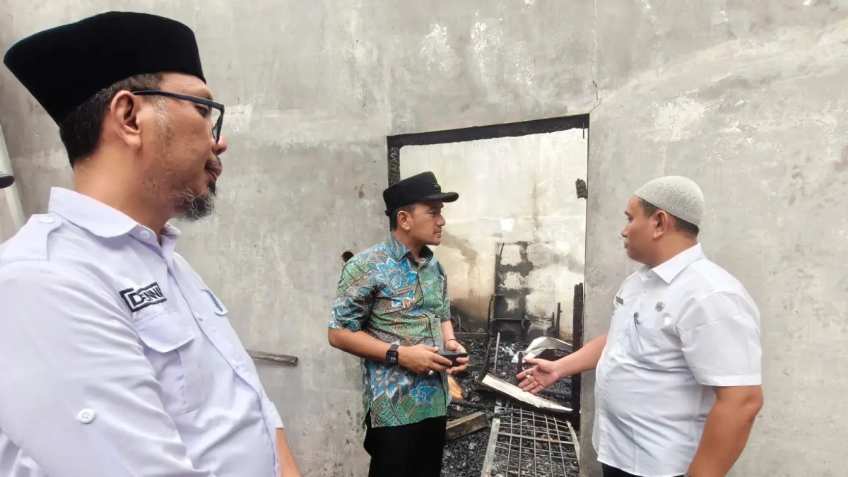Wali Kota TebingTinggi Iman Irdian Saragih didampingi Kepala Dinas Pendidikan MHD Denni Saragih dan Kepala SMP Negeri 9 meninjau lokasi kebakaran yang menghanguskan sejumlah ruang kelas di SMP Negeri 9 TebingTinggi, Rabu (29/7/2026). (Azan Purba / Sumut Pos)