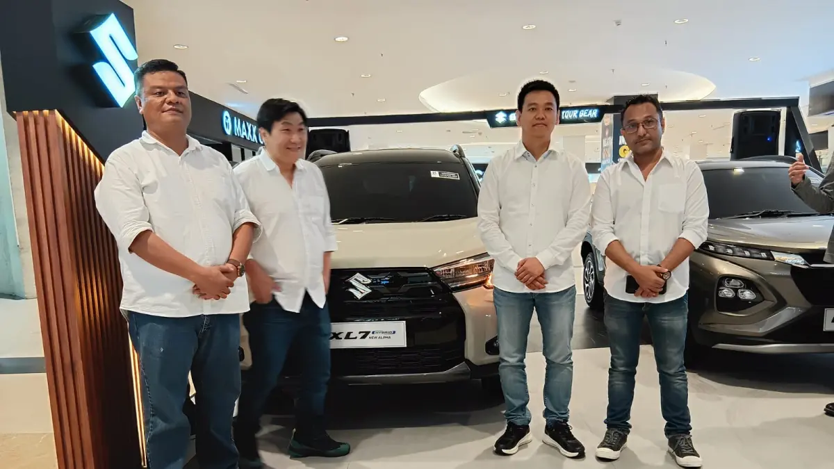 PELUNCURAN: Branch Manager PT Trans Sumatra Andalan, Erwanto Lukito, dan manajemen Suzuki lainnya, foto bersama pada peluncuran Suzuki XL7, di Plaza Medan Fair Medan, Rabu (29/7/2026). (FOTO: LAILA AZIZAH/SUMUT POS)