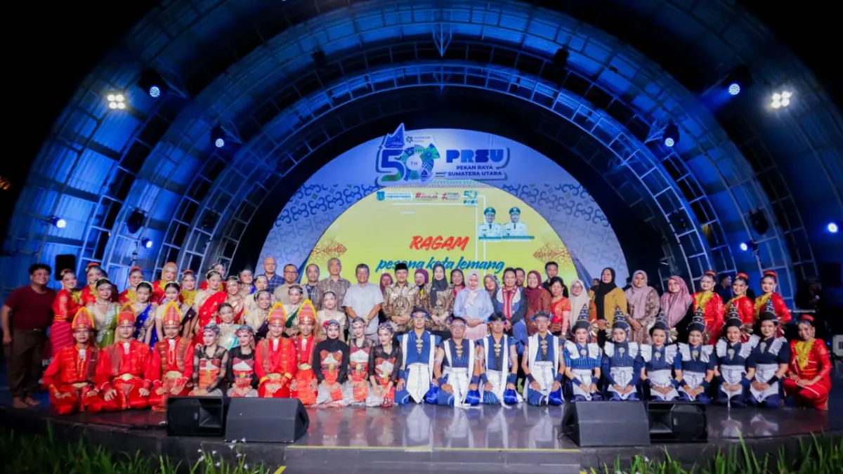 Pemko Tebingtinggi bersama para penampil seni budaya dan pelaku UMKM berfoto bersama usai pagelaran bertajuk "Ragam Pesona Kota Lemang" di Panggung Budaya Pekan Raya Sumatera Utara (PRSU), Selasa malam (28/7/2026). (Infokom Pemko Tebingtinggi)