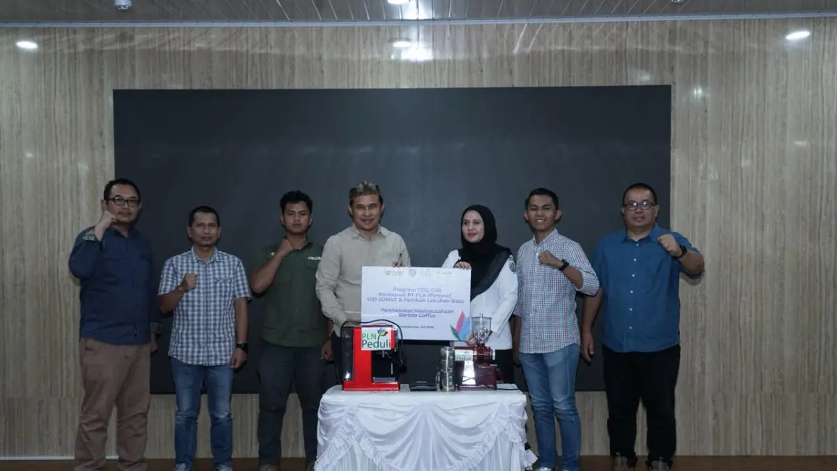 Simbolis penyerahan bantuan Mesin Kopi dari General Manager PLN UID Sumut, Mundhakir (4 dari kiri) kepada Dinas Ketenagakerjaan Labuhan Batu. (Dok PLN UID SUMUT)