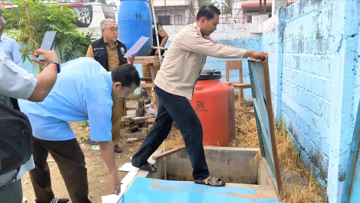 
Tim Kejari Binjai bersama OPD terkait saat melihat IPAL SPPG yang dikelola Yayasan Kogana Sumut di Kelurahan Jati Utomo, Binjai Utara. (Teddy Akbari/Sumut Pos)