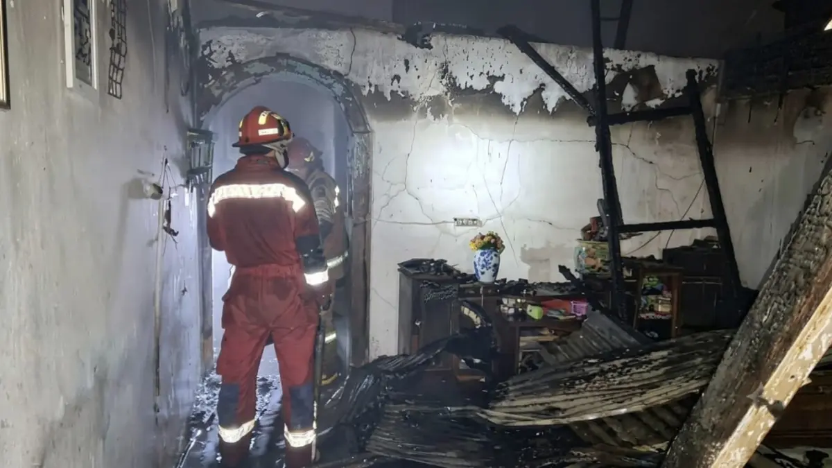 Personel Dinas Pemadam Kebakaran dan Penyelamatan Kota Tebingtinggi melakukan proses pendinginan di rumah yang terbakar di Jalan Pendidikan  (Gang Becek), Lingkungan III, Kelurahan Pasar Baru, Kecamatan Tebing Tinggi Kota, Kamis (30/7/2026) dini hari. (Azan Purba/ Sumut Pos)