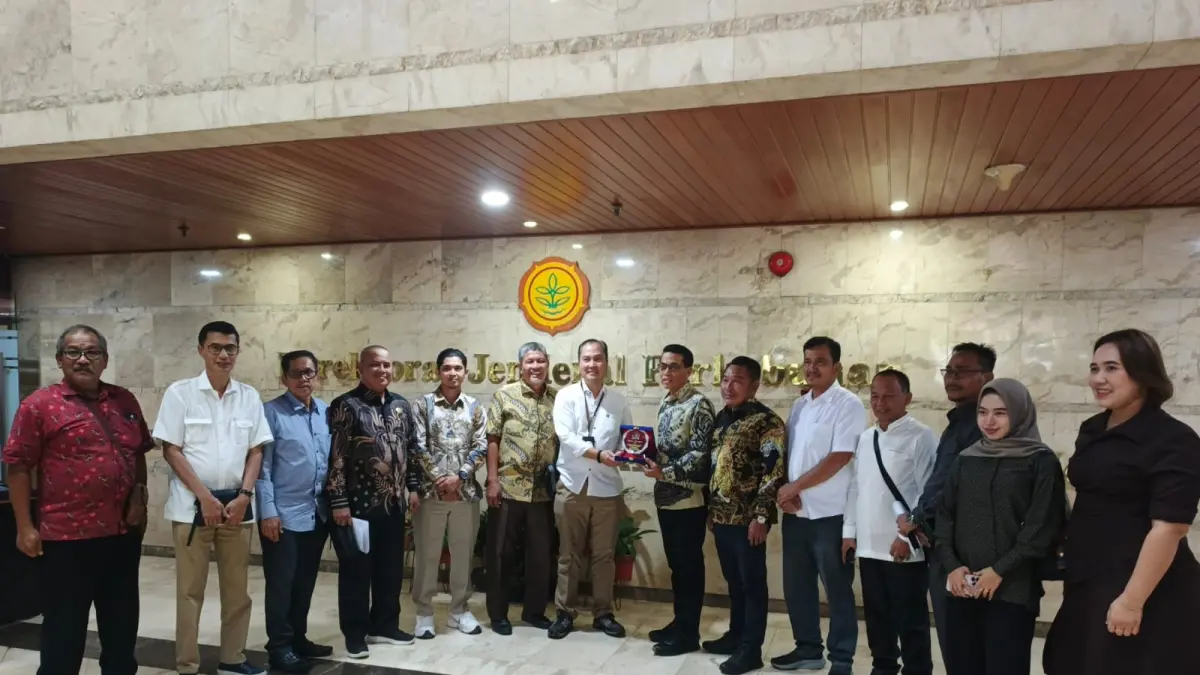 Staf Direktorat Pembinaan dan Pengendalian Perkebunan Ditjen Perkebunan Khriswandono bersama Ketua DPRD Batu Bara M Safii, Wakil Ketua DPRD Tengku Rodial, Ketua Pansus Plasma Ismar Komri, perwakilan PD IWO Batu Bara, Zhuriat Kedatukan Limapuluh, dan PB Gemkara usai konsultasi di Kantor Ditjen Perkebunan Kementerian Pertanian RI, Jakarta Selatan, Rabu (29/7/2026).  (Liberti H. Haloho/Sumut Pos)