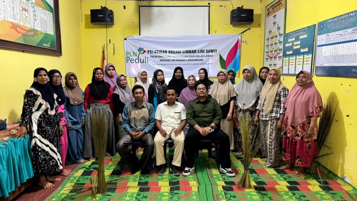 Ketua HEBAT Foundation, Fika Emylia Effendi foto bersama perempuan Desa Payarengas, Kecamatan Hinai, Kabupaten Langkat,  melalui Program Tanggung Jawab Sosial dan Lingkungan (TJSL) PLN Peduli bertajuk "PALM EMPOWER: Perempuan Naik Kelas lewat Inovasi Lidi Ramah Lingkungan" yang digelar PT PLN (Persero) Unit Induk Distribusi (UID) Sumatera Utara bekerja sama dengan HEBAT Foundation pada 29–31 Juli 2026. (Dok ISTIMEWA)