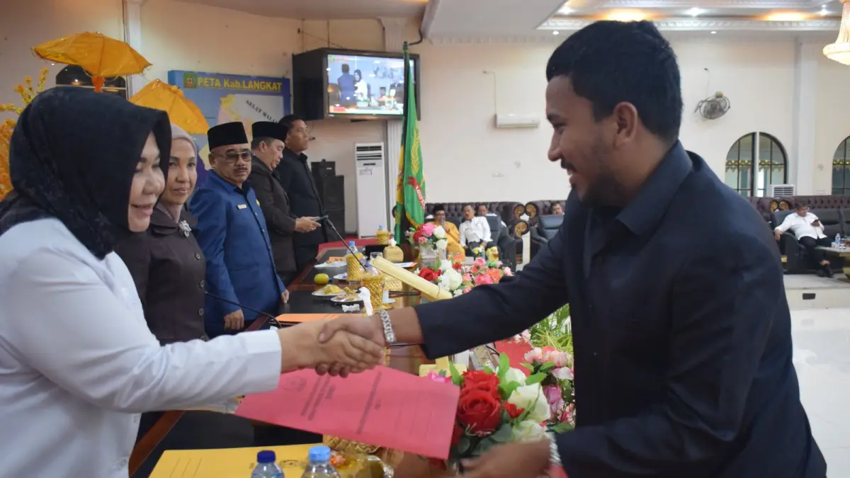 
Anggota DPRD Langkat, Matthew Diemas Bastanta saat menyerahkan catatan Fraksi PDI-Perjuangan. (Foto dari tim/Sumut Pos)