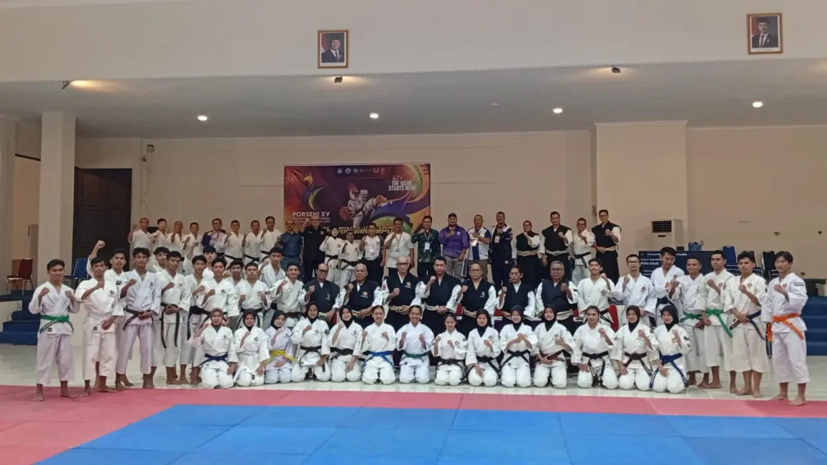 BERSAMA: Ketua PB Porseni Politeknik 2026 Supriyanto ST MT didampingi perwakilan PB Perkemi, Ketua Perkemi Sumut, dan lainnya bersama peserta cabor kempo Porseni Politeknik se-Indonesia 2026.(Dok Pribadi)