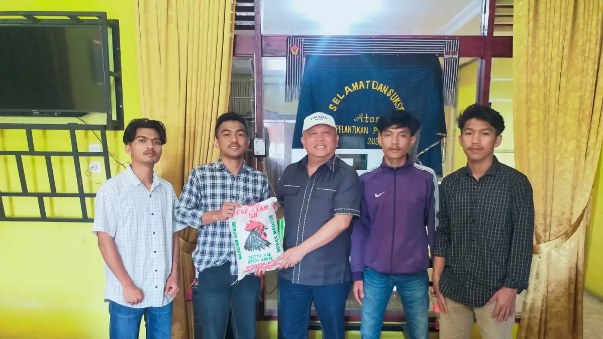 Ketua DPRD Dairi, Sabam Sibarani S.Sos.MM menyalurkan bantuan 20 zak sembako beras bentuk dukungan kepada Forum Mahasiswa dan Pemuda Dairi, Kamis (30/7/2026). (RUDY SITANGGANG/SUMUT POS)