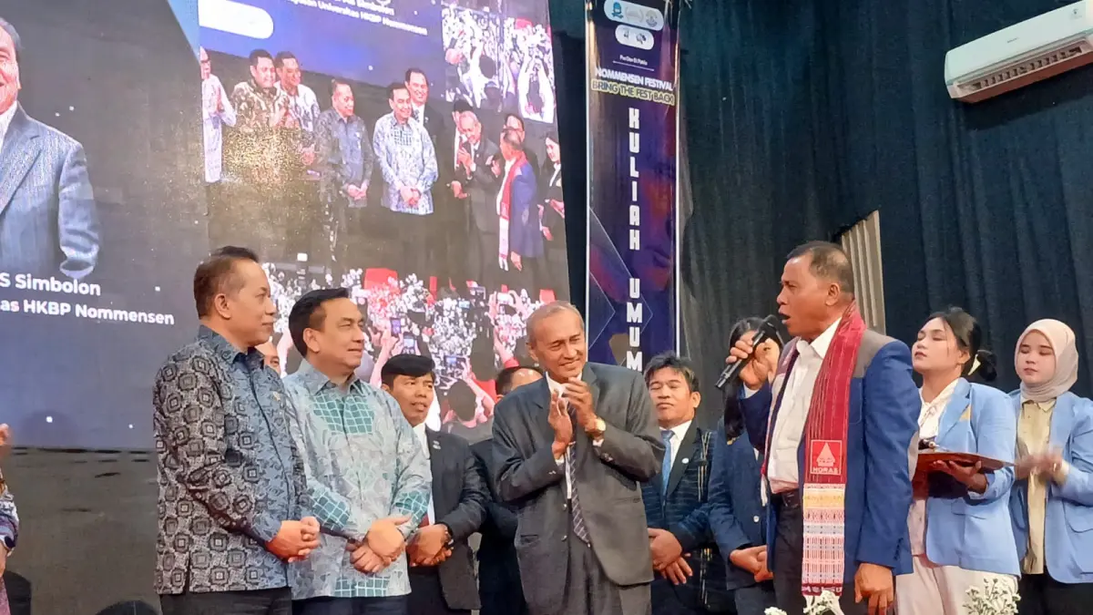Menteri Koperasi RI, Dr. Ferry Juliantono bersama Ketua Umum Pengurus Yayasan UHN, Dr. Effendi Muara Sakti Simbolon usai Kuliah Umum di UHN Medan, Rabu (29/7/2026).