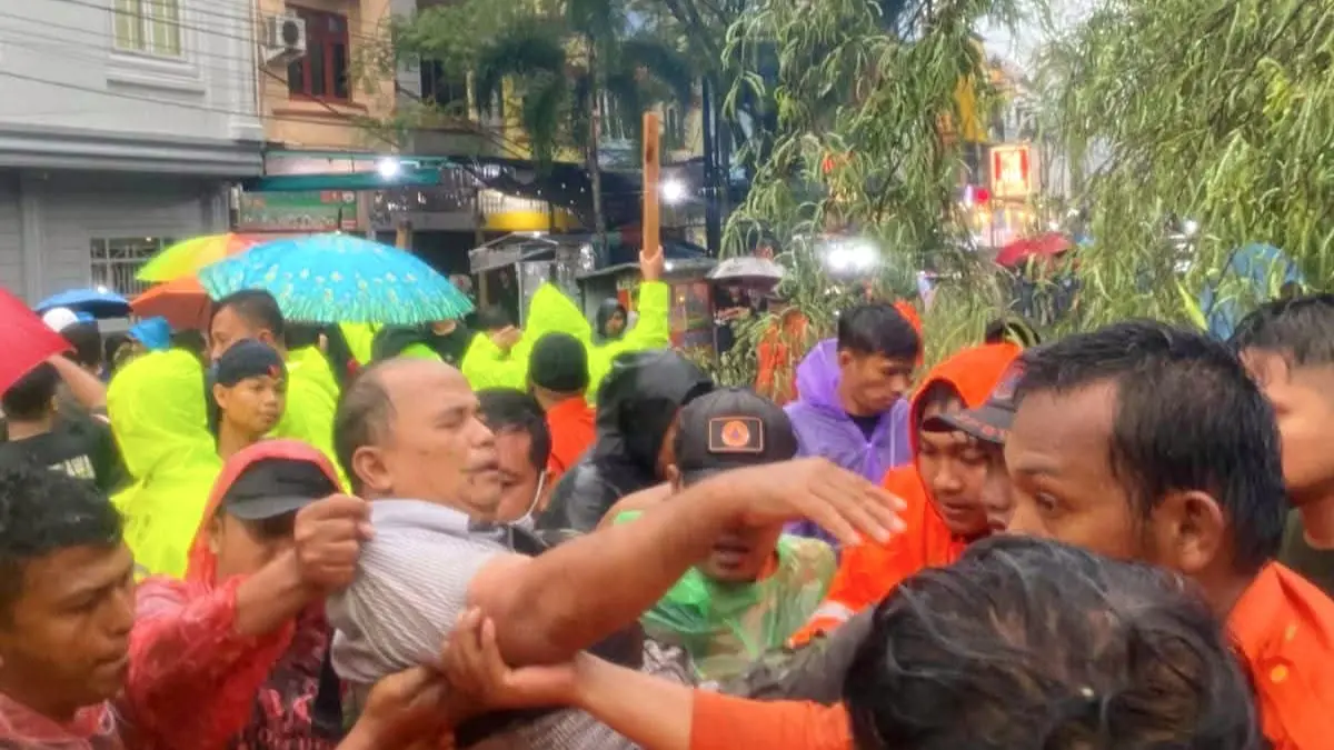 
Petugas BPBD Binjai saat berjibaku melakukan evakuasi terhadap korban yang ditimpa pohon tumbang mendadak. (BPBD Binjai/Sumut Pos)