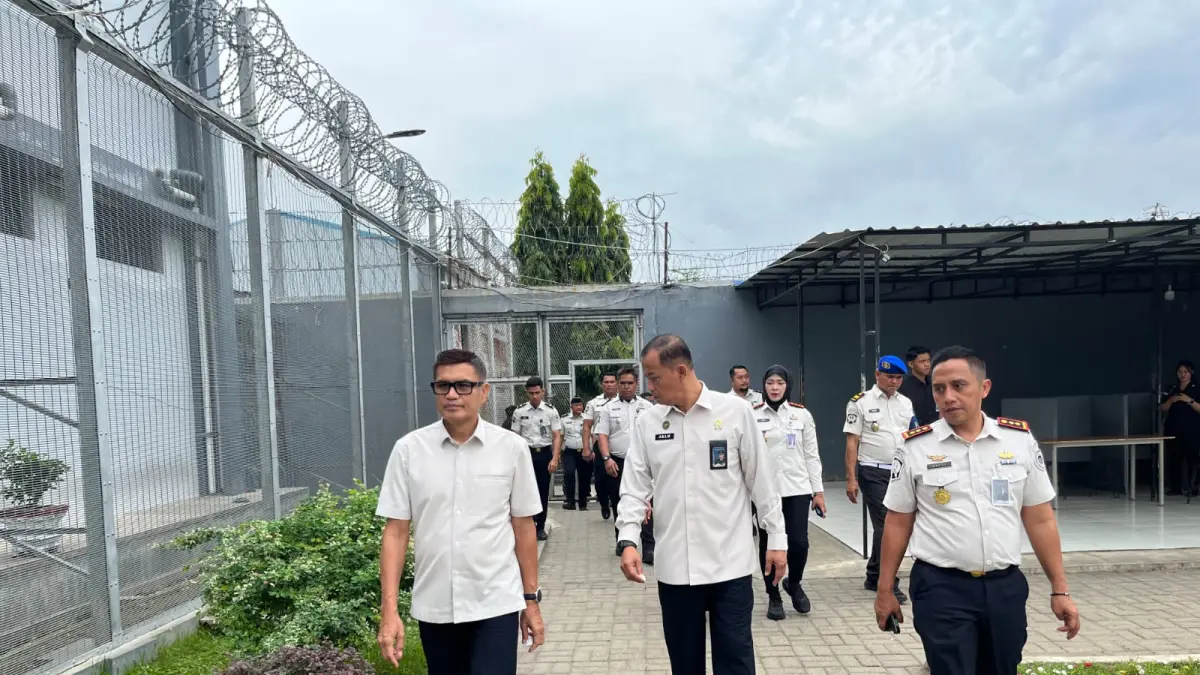 
Stafsus Kementerian Imipas, Ambeg Paramarta saat berkeliling melihat Lapas Binjai. (Humas Lapas Binjai/Sumut Pos)
